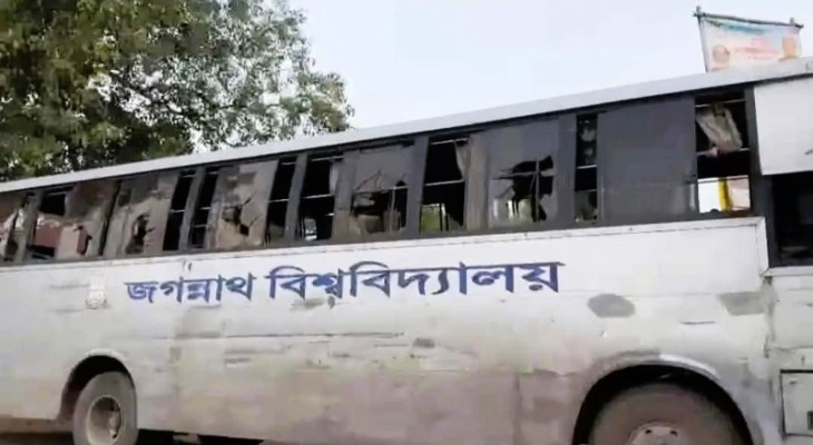 সিঙ্গাইরে জবির বাসে সন্ত্রাসীদের তাণ্ডব, ভাঙচুর
